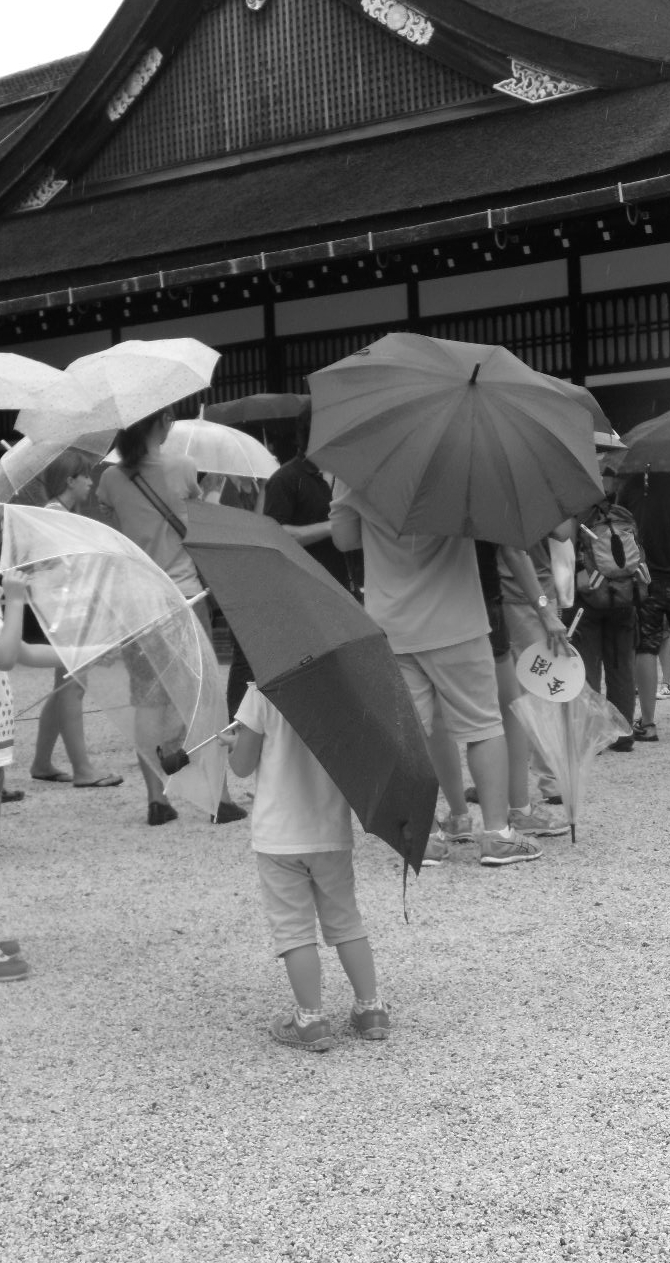 une nuée de parapluie presque aussi grands que les enfants les portant