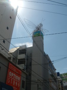 abeille de métal géante posée sur un immeuble d'Osaka, Japon
