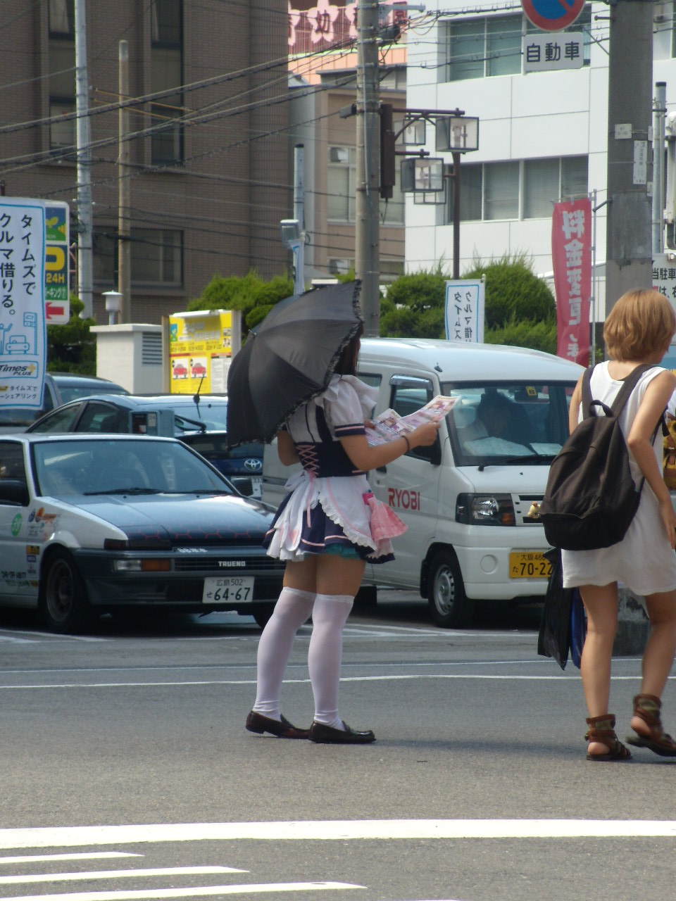 jeune fille habillée en cosplay à Osaka