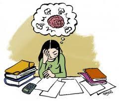 jeune fille devant des livres avec une image de cerveau qui travaille au dessus d'elle